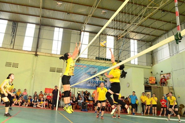 Không khí  tranh tài sôi nổi tại một giải đấu phong trào  do Câu lạc bộ  bóng chuyền  Tuổi trẻ  và đam mê tổ chức. 