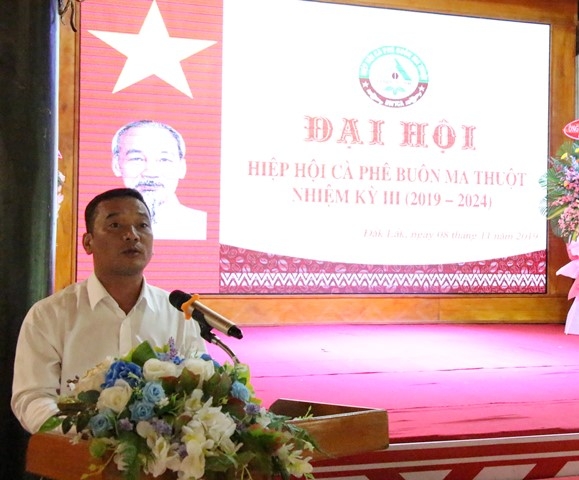 Phó Chủ tịch UBND tỉnh Y Giang Gry Niê Knơng phát biểu tại đại hội