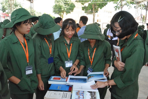Các bạn sinh viên tìm hiểu các tài liệu liên quan đến chủ quyền của Việt Nam đối với hai quần đảo Hoàng Sa, Trường Sa.