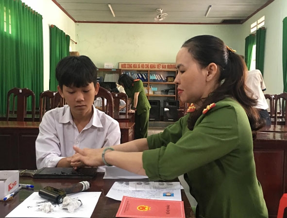 Công an huyện Cư M'gar  làm CMND  lưu động  cho học sinh Trường THCS Hoàng Hoa Thám (xã Cư Dliê M'nông).