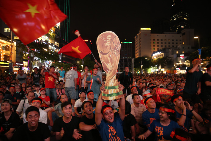 Người dân TP. Hồ Chí Minh đổ ra đường ăn mừng sao thắng lợi của đội tuyển Việt Nam
