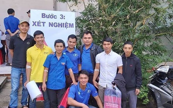 Anh Y Rin Niê (đứng thứ ba từ phải sang) cùng các đoàn viên, thanh niên xã Ea H'đing tham gia hiến máu  tình nguyện đợt II năm 2019 ở huyện Cư M’gar.  