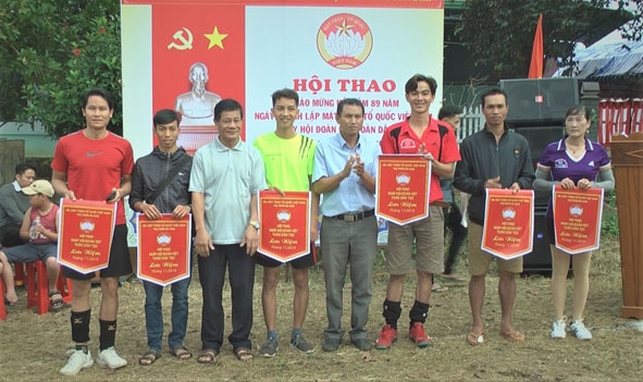 Ban tổ chức Ngày hội Đại đoàn kết toàn dân tộc của tổ dân phố 5, thị trấn Ea Kar tặng cờ lưu niệm cho các đội tham gia hội thao trong ngày hội. 