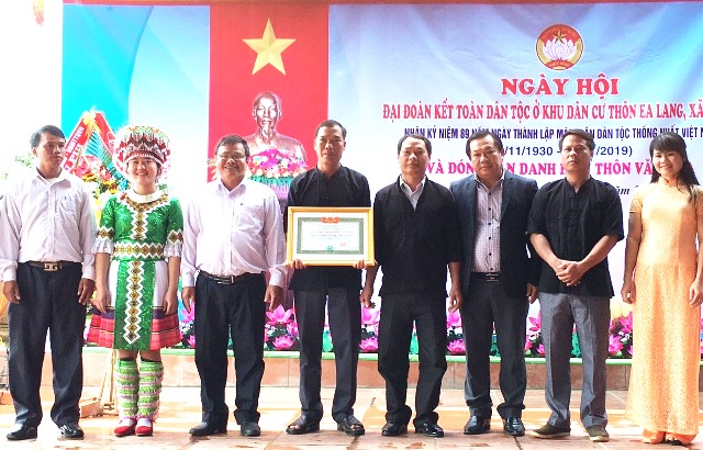 Cán bộ và nhân dân thôn Ea Lang vinh dự đón nhận Bằng công nhận danh hiệu Thôn văn hóa cấp huyện