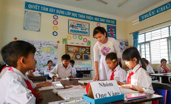 Giáo viên Trường Tiểu học Nơ Trang Lơng thường xuyên đổi mới phương pháp giảng dạy giúp học sinh học tập tốt. 