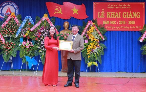 Đại diện lãnh đạo huyện Cư M'gar trao Chứng nhận Tập thể lao động tiên tiến cho Trường THPT Lê Hữu Trác.