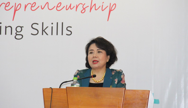 Chủ tịch Hội đồng Doanh nhân nữ Việt Nam Nguyễn Thị Tuyết Minh phát biểu tại buổi tập huấn