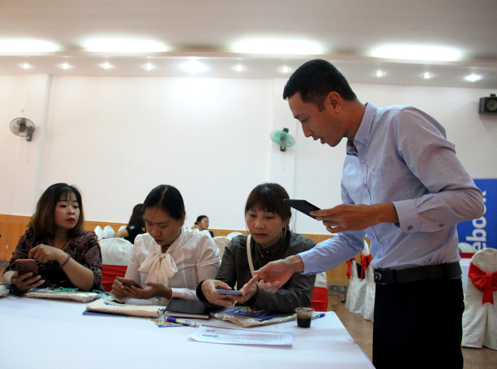 Ông Nguyễn Huy Hoàng - Giảng viên cao cấp của Facebook truyền đạt tại lớp tập huấnhướng dẫn hội viên quyét mã vạch QR tham gia diễn đàn chung #Phunuladoanhnhan