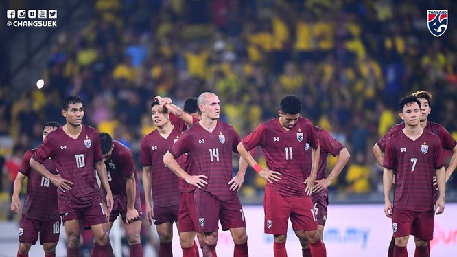 Các cầu thủ Tháu Lan đang bị áp lực đè nặng sau trận thua trước Malaysia. Ảnh: Internet