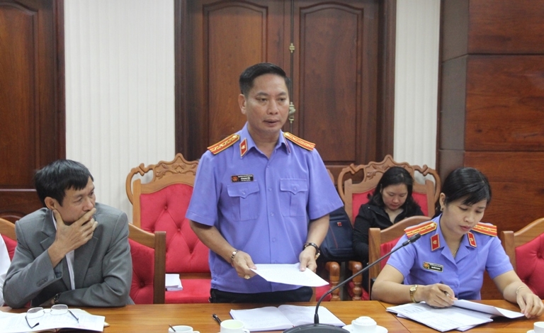 Phó Viện trưởng phụ trách Viện KSND tỉnh Lê Quang Tiến báo cáo kết quả công tác tại cuộc họp.