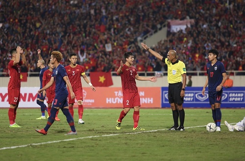 Trọng tài có những quyết định gây tranh cãi trong trận đấu giữa Việt Nam và Thái Lan. Ảnh: Internet