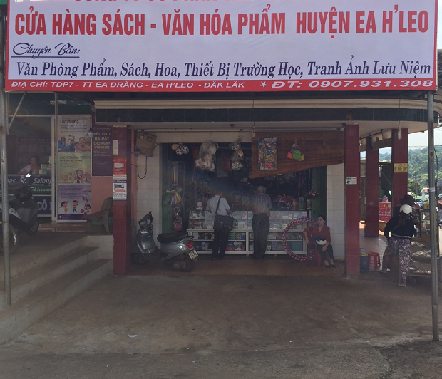 Một cửa hàng sách báo, văn phòng phẩm tại thị trấn Ea Drăng, huyện Ea H'leo