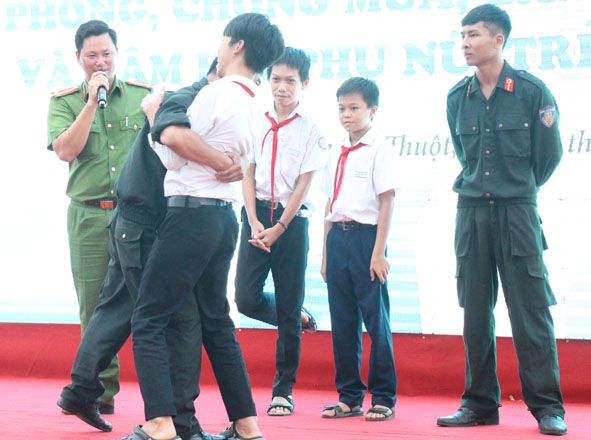 Tại chương trình, các em học sinh được các cán chiến sĩ Công an tỉnh dạy một số  kỹ năng  tự vệ. 