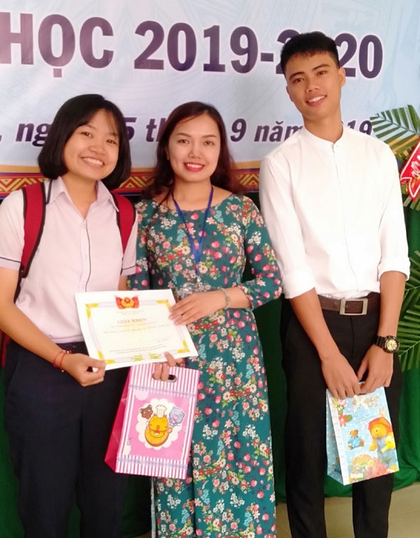  Cô Vũ Thị Phương  (ở giữa) cùng học trò trong lễ khai giảng năm học 2019 - 2020.