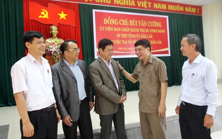 Ủy viên Trung ương Đảng, Bí thư Tỉnh ủy Bùi Văn Cường trao đổi với tập thể Ban Giám đốc Sở Nội vụ tại buổi làm việc.