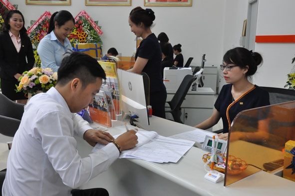 Khách hàng giao dịch tại Ngân hàng TMCP Sài Gòn – Hà Nội (SHB) Chi nhánh Đắk Lắk. 