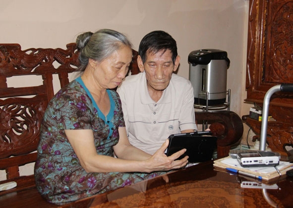 Thầy Phạm Đình Định và vợ vẫn thường xuyên theo dõi, liên lạc với học trò cũ qua mạng xã hội. 