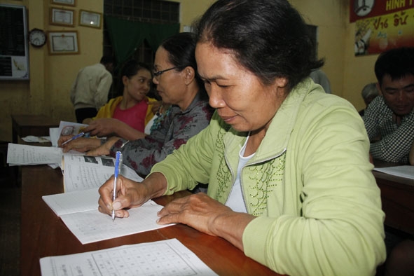 Học viên tập viết tại lớp học tiếng Thái.