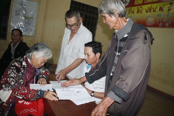 Thành viên  Câu lạc bộ hướng dẫn học viên cách viết, đọc tiếng Thái.