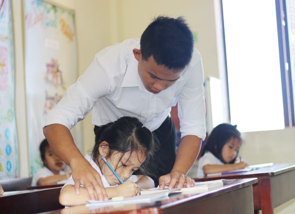 Một tiết học của các em học sinh  tiểu học  trên đảo  Sinh Tồn.  