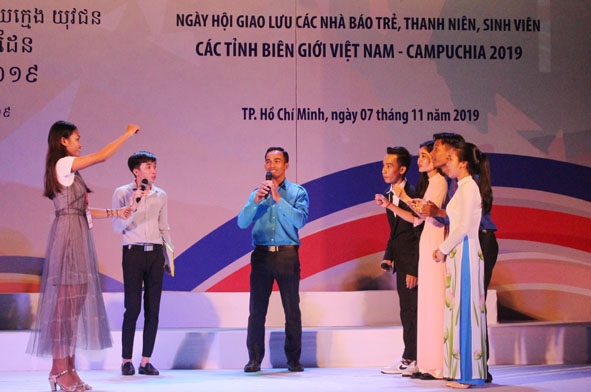 Các bạn trẻ Việt Nam - Campuchia vui vẻ giao lưu.  