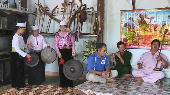 Một buổi sinh hoạt của ông Bùi Văn Ngòi (ngoài cùng bên phải) cùng thành viên đội văn nghệ.  	