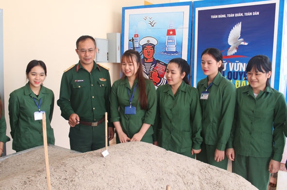 Trung tá Nguyễn Việt Hồng hướng dẫn sinh viên học tập, nghiên cứu thông qua mô hình huấn luyện. 