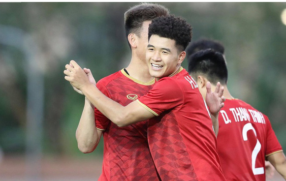 Tiền đạo Hà Đức Chinh lập cú hat trick trong trận đại thắng 6-0 trước Brunei.