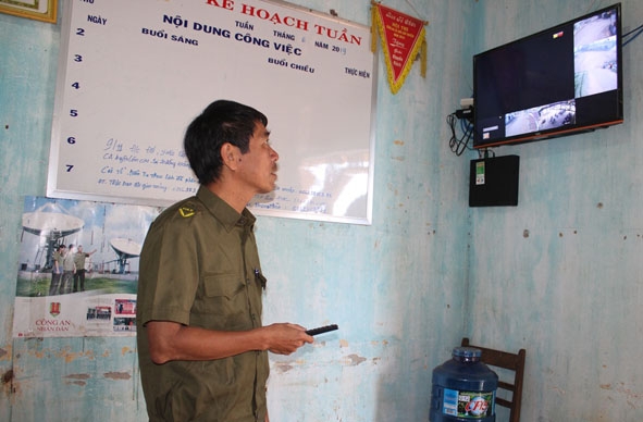 Công an xã Cư Dliê Mnông theo dõi an ninh trật tự tại hệ thống máy chủ. 