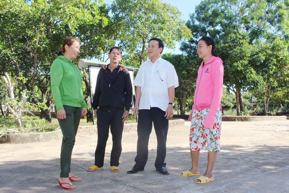 Ông Hà Văn Thanh (áo trắng), Chủ tịch UBND xã Ia Lốp chuyện trò, tuyên truyền pháp luật cho bà con trên địa bàn. 