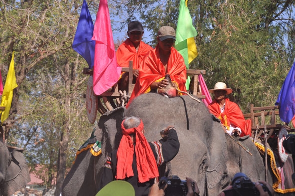 Lễ Cúng voi thu hút đông đảo khách du lịch vào dịp Lễ hội Buôn Đôn được tổ chức 2 năm/kỳ.