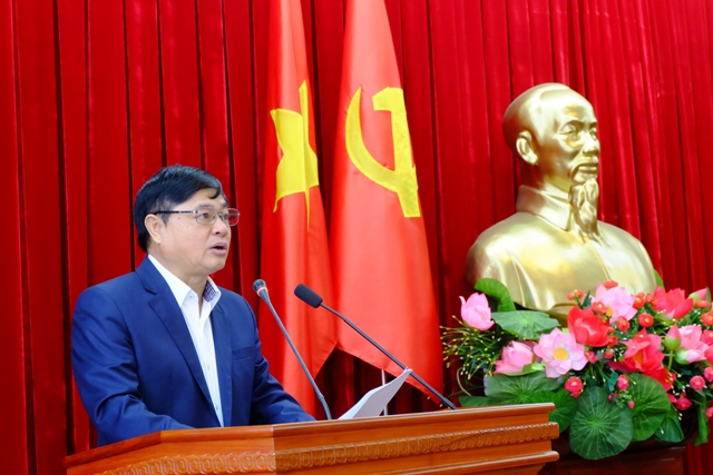 Phó Bí thư Thường trực Tỉnh ủy Phạm Minh Tấn trình bày Dự thảo báo cáo 