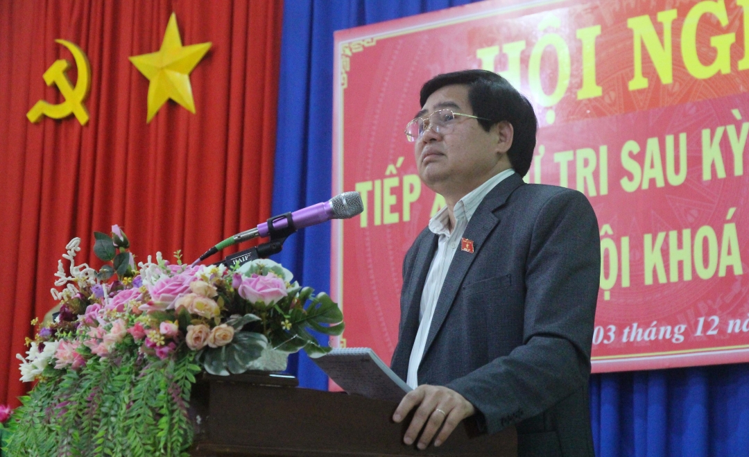 Phó Trưởng đoàn chuyên trách Đoàn ĐBQH tỉnh Y Khút Niê giải đáp các kiến nghị của cử tri.