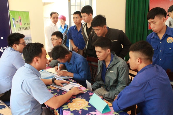 Sinh viên Trường Cao đẳng Kỹ thuật Đắk Lắk tìm hiểu thông tin việc làm sau khi ra trường. 