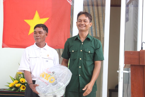 Đại diện  Hội CCB  xã Hòa Xuân  trao quà động viên hội viên Y Thăn Byă.  