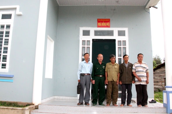 CCB Hoàng Văn Núm (giữa) được hỗ trợ xây dựng nhà Đồng đội năm 2019.  