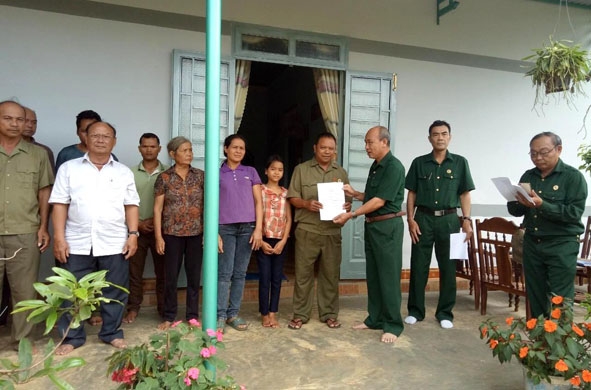 Lãnh đạo Hội CCB huyện Krông Pắc bàn giao nhà Đồng đội cho hội viên CCB xã Ea Knuếk.