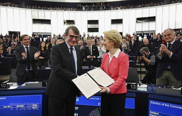 Chủ tịch Nghị viện châu Âu David-Maria Sassoli (trái) và Chủ tịch đắc cử EC Ursula von der Leyen  tại Nghị viện châu Âu, ngày 27-11-2019.    Ảnh: AFP/TTXVN