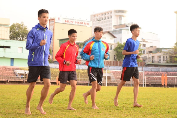 Anh Võ Vũ Linh (bìa trái)  tập luyện  cùng các  đồng đội. 