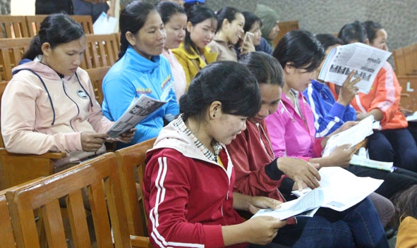 Người lao động trên địa bàn huyện Lắk tìm hiểu các thông tin về xuất khẩu lao động.