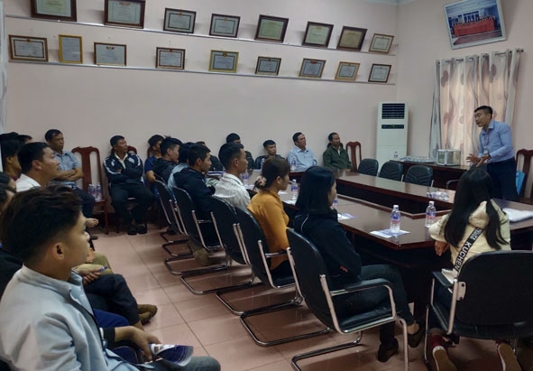 Đại diện Trung tâm Xuất khẩu lao động TexGaMex thuộc Trường Đại học Nguyễn Tất  Thành (TP. Hồ Chí Minh) phỏng vấn sơ tuyển xuất khẩu lao động sang Nhật Bản. 