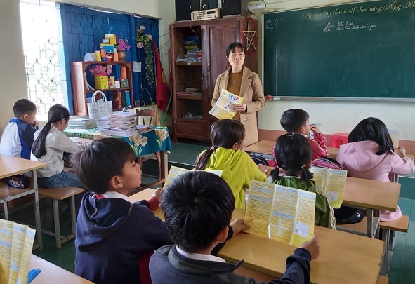 Cô Nguyễn  Thị Dung, Trường  Tiểu học Nguyễn Khuyến  (xã Ea Sol, huyện  Ea H'leo)  tuyên truyền cho học sinh về chính sách BHYT  trong giờ sinh hoạt lớp. 
