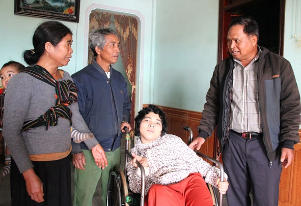 Thành viên Đội công tác 253 xã Cư Pơng (huyện Krông Búk) thăm hỏi cuộc sống của người dân buôn Cư Hriết.  