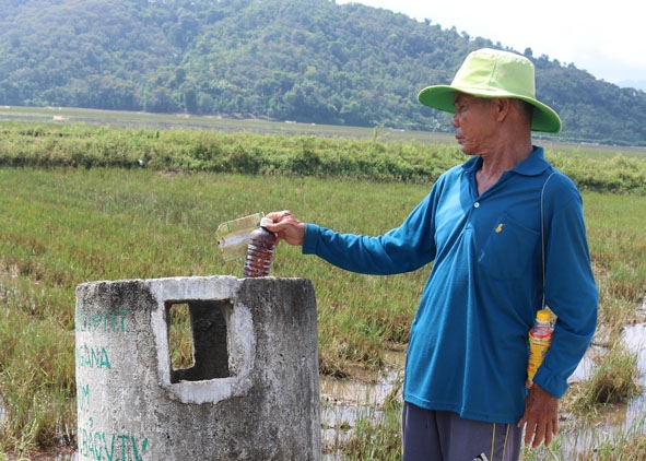 Hội viên nông dân xã Quảng Điền (huyện Krông Ana) thu gom rác, chai lọ thuốc bảo vệ thực vật đúng nơi quy định.