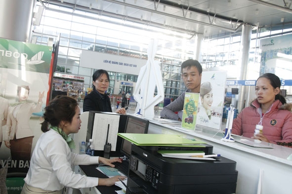 Người dân mua vé tại quầy ở Sân bay Buôn Ma Thuột. 