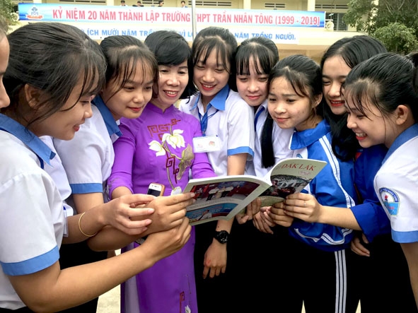 Cô Toán bên học trò trong lễ kỷ niệm ngày thành lập Trường THPT Trần Nhân Tông. (Ảnh nhân vật cung cấp)