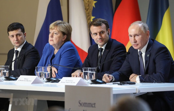 (Từ trái sang): Tổng thống Ukraine Volodymyr Zelensky, Thủ tướng Đức Angela Merkel, Tổng thống Pháp Emmanuel Macron và Tổng thống Nga Vladimir Putin trong cuộc họp báo sau Hội nghị thượng đỉnh Nhóm  Bộ Tứ Normandy tại Paris. 