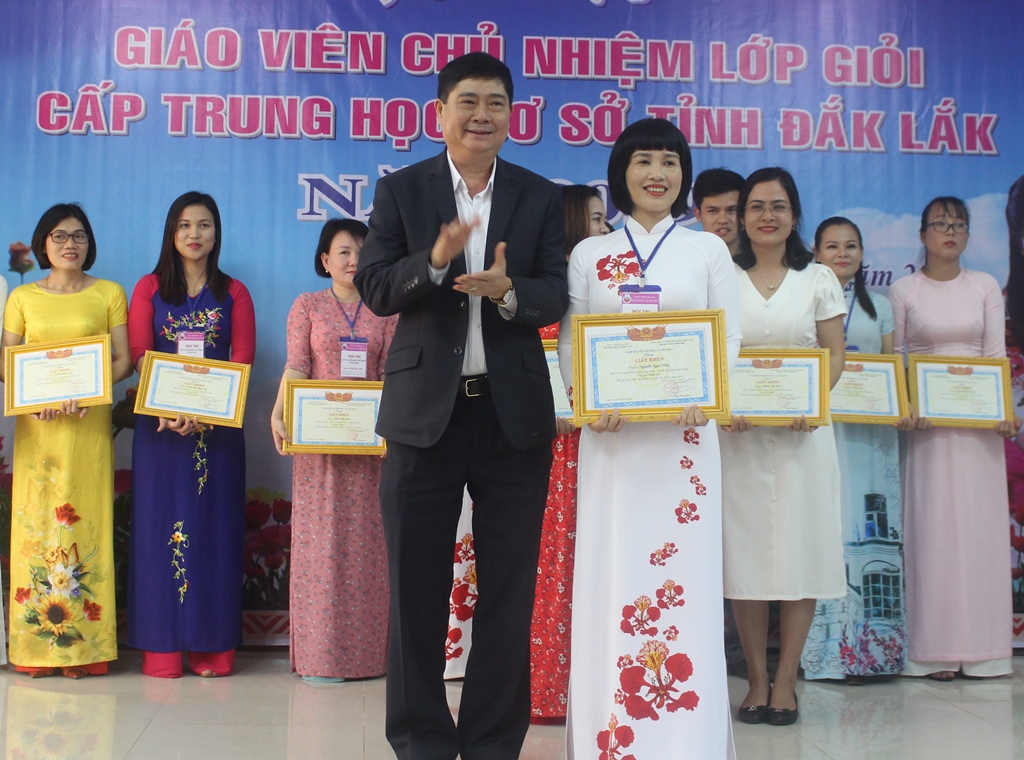 Giám đốc Sở GD-ĐT Phạm Đăng Khoa trao giải Nhất tặng thí sinh Nguyễn Ngọc Thúy (Trường THCS Phan Chu Trinh - TP. Buôn Ma Thuột)