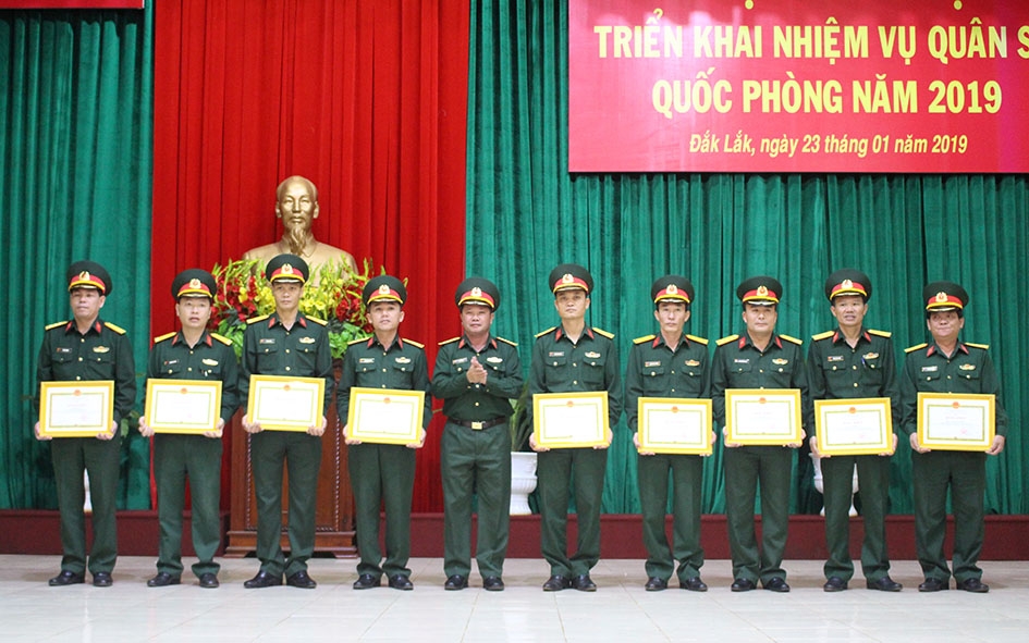 Đại tá Lê Mỹ Danh trao Bằng khen của UBND tỉnh tặng các tập thể, cá nhân đạt thành tích xuất sắc trong phong trào Thi đua Quyết thắng.