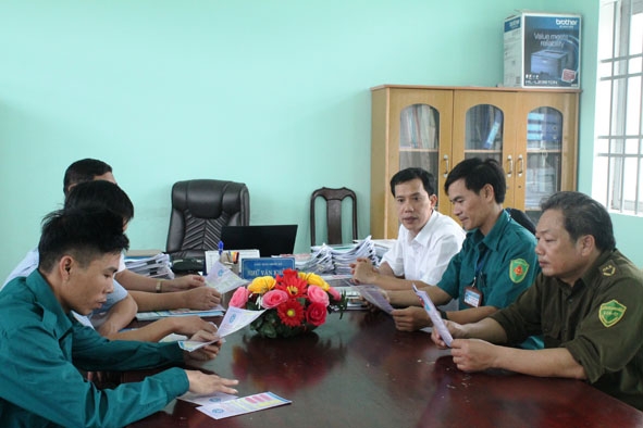 Cán bộ BHXH huyện tuyên truyền các chính sách, bảo hiểm đến lực lượng công an viên,  thôn đội trưởng xã Cư Prao. 